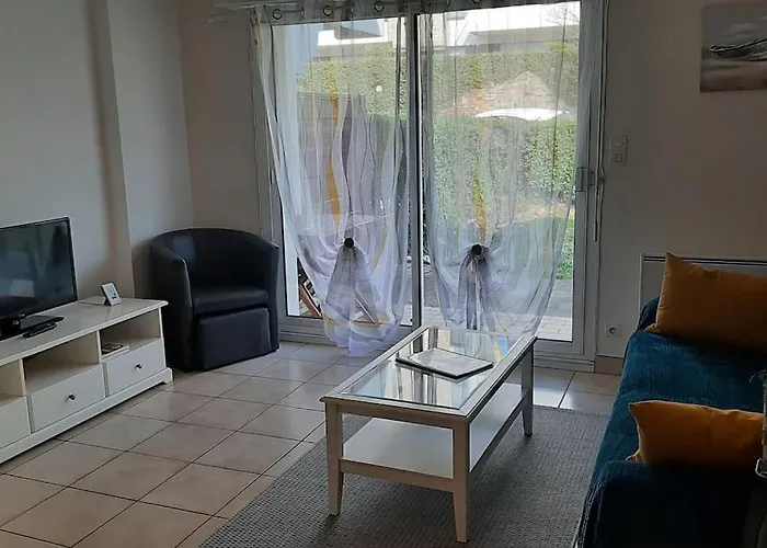 Hyper Centre De Sarzeau, Grand Appartement Au Calme Avec Jardinet